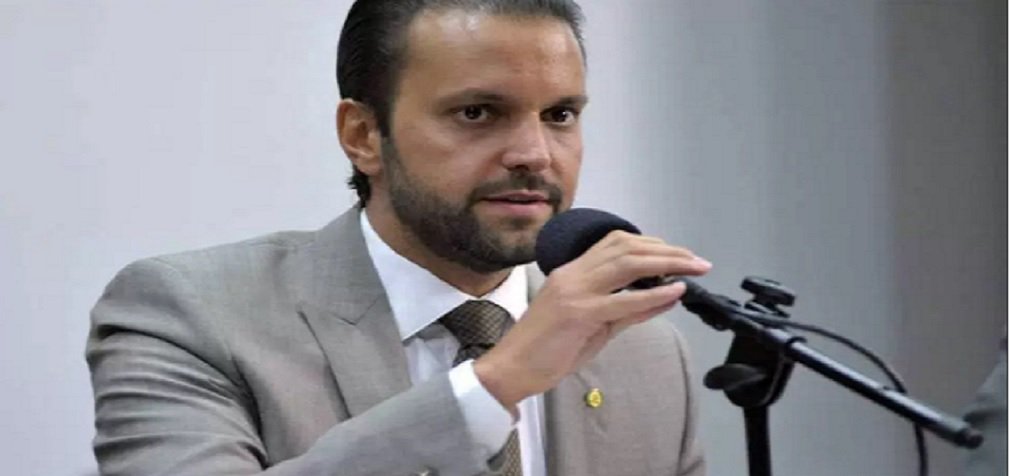 O deputado federal Alexandre Baldy irá tomar posse como ministro das Cidades nesta semana; em nota, o Podemos informou hoje que o deputado está fora do partido porque é incompatível a posse no ministério com a posição de independência da legenda diante do governo federal; "Por isso, o partido já trata de sua imediata desfiliação, desejando boa sorte ao parlamentar", diz o texto; Baldy deve se filiar ao PP; o deputado tem como base a cidade de Anápolis e hoje é um dos principais aliados do presidente da Câmara, Rodrigo Maia; Baldy costuma acompanhar Maia em viagens oficiais e não oficiais (Foto: José Barbacena) O deputado federal Alexandre Baldy irá tomar posse como ministro das Cidades nesta semana; em nota, o Podemos informou hoje que o deputado está fora do partido porque é incompatível a posse no ministério com a posição de independência da legenda diante do governo federal; "Por isso, o partido já trata de sua imediata desfiliação, desejando boa sorte ao parlamentar", diz o texto; Baldy deve se filiar ao PP; o deputado tem como base a cidade de Anápolis e hoje é um dos principais aliados do presidente da Câmara, Rodrigo Maia; Baldy costuma acompanhar Maia em viagens oficiais e não oficiais