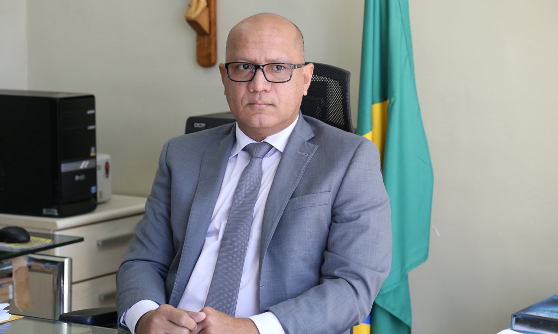 O secretário de Administração e Previdência, Franzé Silva, revela que não haverá aumento real de salário, mas apenas a reposição das perdas com a inflação; governo do Piauí já anunciou reajuste salarial de 6,29% para agentes penitenciários, agentes de polícia, delegados, escrivães, peritos criminais e militares; com data base também em maio, outras categorias também serão beneficiadas; segundo ele, aumentos serão dados dentro de condições que possam ser cumpridas: "Não podemos de forma nenhuma desequilibrar o fluxo de caixa, mas também não podemos deixar desmotivado os servidores que prestam para a população os serviços essenciais" (Foto: Voney Malta) O secretário de Administração e Previdência, Franzé Silva, revela que não haverá aumento real de salário, mas apenas a reposição das perdas com a inflação; governo do Piauí já anunciou reajuste salarial de 6,29% para agentes penitenciários, agentes de polícia, delegados, escrivães, peritos criminais e militares; com data base também em maio, outras categorias também serão beneficiadas; segundo ele, aumentos serão dados dentro de condições que possam ser cumpridas: "Não podemos de forma nenhuma desequilibrar o fluxo de caixa, mas também não podemos deixar desmotivado os servidores que prestam para a população os serviços essenciais"