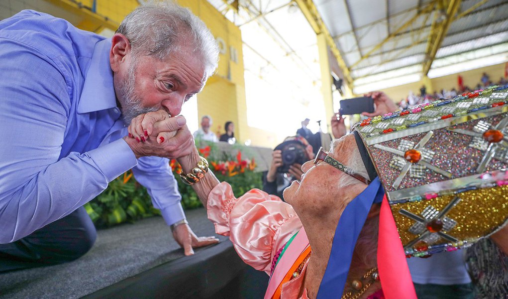 Em novo discurso em Alagoas, terceiro estado da caravana pelo Nordeste, o ex-presidente Lula pediu nesta quarta-feira 23 para que o combate à corrupção no Brasil não destrua as nossas empresas; "Para acabar com a corrupção você não pode acabar com as empresas, você prende o empresário e deixa os trabalhadores que precisam de salário", destacou; "Eles acabaram com o Farmácia Popular, querem vender a Eletrobras e querem destruir a engenharia brasileira a pretexto de combater corrupção", disse Lula; assista à íntegra (Foto: Gisele Federicce) Em novo discurso em Alagoas, terceiro estado da caravana pelo Nordeste, o ex-presidente Lula pediu nesta quarta-feira 23 para que o combate à corrupção no Brasil não destrua as nossas empresas; "Para acabar com a corrupção você não pode acabar com as empresas, você prende o empresário e deixa os trabalhadores que precisam de salário", destacou; "Eles acabaram com o Farmácia Popular, querem vender a Eletrobras e querem destruir a engenharia brasileira a pretexto de combater corrupção", disse Lula; assista à íntegra