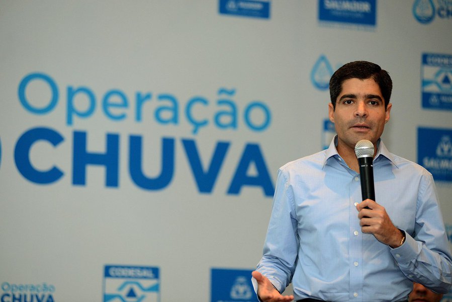 O prefeito ACM Neto (DEM) convocou "toda a população para somar esforços para enfrentar o período das fortes chuvas"; ele apresentou ontem (16) a 'Operação Chuva', que, segundo o democrata, "coloca à disposição o mais moderno sistema tecnológico para prevenção e respostas rápidas em situações de risco"; "O enfrentamento das consequências das chuvas é um dever coletivo. Depende muito do engajamento, envolvimento e da conscientização de todos. Apelo a toda a população que se junte ao nosso esforço, que passa pela atitude de analisar o que não deve ser feito, como jogar lixo nas encostas, sofá nos canais, garrafas pet. Esse trabalho de reposicionamento e reeducação é fundamental" (Foto: Romulo Faro) O prefeito ACM Neto (DEM) convocou "toda a população para somar esforços para enfrentar o período das fortes chuvas"; ele apresentou ontem (16) a 'Operação Chuva', que, segundo o democrata, "coloca à disposição o mais moderno sistema tecnológico para prevenção e respostas rápidas em situações de risco"; "O enfrentamento das consequências das chuvas é um dever coletivo. Depende muito do engajamento, envolvimento e da conscientização de todos. Apelo a toda a população que se junte ao nosso esforço, que passa pela atitude de analisar o que não deve ser feito, como jogar lixo nas encostas, sofá nos canais, garrafas pet. Esse trabalho de reposicionamento e reeducação é fundamental"