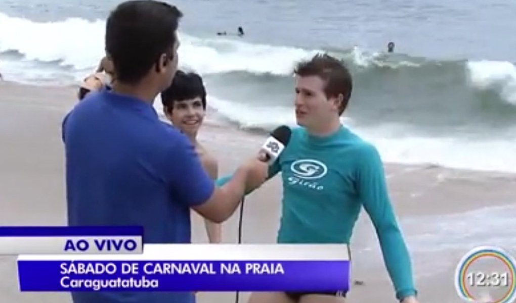 Um turista escocês deixou um repórter da Globo em Caraguatatuba, litoral norte de São Paulo, em situação desconcertante ao falar sobre suas impressões do carnaval no litoral paulista; ao ser perguntado pelo repórter Pedro Melo sobre o que o turista, identificado como um biólogo de nome Johnny, o turista respondeu: "Todo mundo no bloco gritava 'Fora Temer!', 'fora todos eles' eu não sei o que significa"; confira no vídeo (Foto: Aquiles Lins) Um turista escocês deixou um repórter da Globo em Caraguatatuba, litoral norte de São Paulo, em situação desconcertante ao falar sobre suas impressões do carnaval no litoral paulista; ao ser perguntado pelo repórter Pedro Melo sobre o que o turista, identificado como um biólogo de nome Johnny, o turista respondeu: "Todo mundo no bloco gritava 'Fora Temer!', 'fora todos eles' eu não sei o que significa"; confira no vídeo