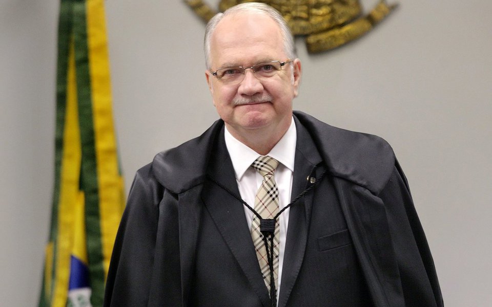 O ministro Edson Fachin, do Supremo Tribunal Federal, deu mais 60 dias de prazo para que os delatores da JBS apresentem novos anexos ao acordo de delação premiada; os documentos devem trazer informações que corroborem os depoimentos dos delatores; o prazo inicial expirou ontem (31); entre os documentos já entregues estão informações sobre como deve ser feita a leitura de planilha entregue pelo diretor Ricardo Saud, que indica doações da JBS a mais de 1.800 políticos (Foto: Romulo Faro) O ministro Edson Fachin, do Supremo Tribunal Federal, deu mais 60 dias de prazo para que os delatores da JBS apresentem novos anexos ao acordo de delação premiada; os documentos devem trazer informações que corroborem os depoimentos dos delatores; o prazo inicial expirou ontem (31); entre os documentos já entregues estão informações sobre como deve ser feita a leitura de planilha entregue pelo diretor Ricardo Saud, que indica doações da JBS a mais de 1.800 políticos