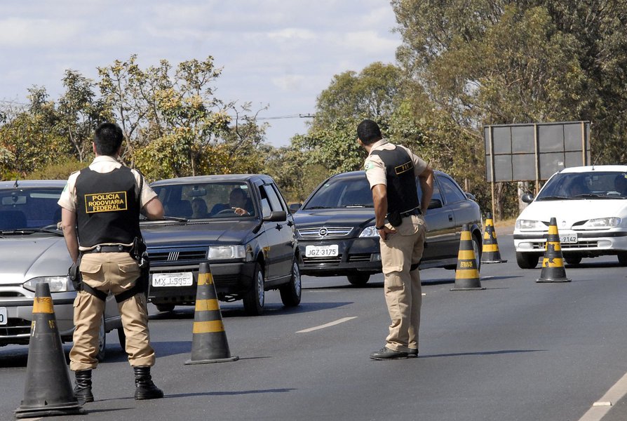 As polícias rodoviárias Estadual e Federal registraram 32 acidentes, com 24 feridos e nove mortes nas estradas do Ceará durante o fim de semana. 16 pessoas foram autuadas e uma detida por dirigir sob o efeito de álcool (Foto: Rodrigo Rocha) As polícias rodoviárias Estadual e Federal registraram 32 acidentes, com 24 feridos e nove mortes nas estradas do Ceará durante o fim de semana. 16 pessoas foram autuadas e uma detida por dirigir sob o efeito de álcool