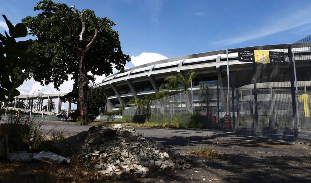 A juíza Maria Paula Gouvea Galhardo, da 4ª Vara da Fazenda Pública da capital, determinou que o Comitê Organizador dos Jogos Olímpicos Rio 2016 faça os reparos nos estádios Maracanã e Maracanãzinho, no prazo de 30 dias, sob pena de multa diária de R$ 100 mil; a magistrada acolheu em parte o pedido de liminar (decisão provisória) do governo do estado que move ação contra o Comitê; o governo argumenta que os estádios foram cedidos ao grupo organizador dos Jogos por nove meses para a realização do evento, e que encerrado o período exclusivo de uso, deveria devolvê-los nas mesmas condições recebidas (Foto: Leonardo Lucena) A juíza Maria Paula Gouvea Galhardo, da 4ª Vara da Fazenda Pública da capital, determinou que o Comitê Organizador dos Jogos Olímpicos Rio 2016 faça os reparos nos estádios Maracanã e Maracanãzinho, no prazo de 30 dias, sob pena de multa diária de R$ 100 mil; a magistrada acolheu em parte o pedido de liminar (decisão provisória) do governo do estado que move ação contra o Comitê; o governo argumenta que os estádios foram cedidos ao grupo organizador dos Jogos por nove meses para a realização do evento, e que encerrado o período exclusivo de uso, deveria devolvê-los nas mesmas condições recebidas