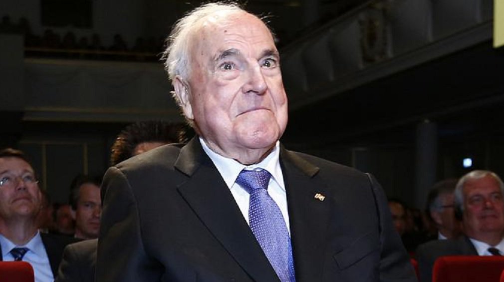 O ex-chanceler alemão Helmut Kohl, o arquiteto da reunificação da Alemanha, morreu nesta sexta-feira aos 87 anos; o chanceler com o mandato mais longo na Alemanha do pós-guerra, de 1982 a 1998, Kohl foi a força motriz por trás da introdução da moeda única europeia, convencendo alemães céticos a abrir mão do marco alemão; Kohl estava frágil e de cadeira de rodas desde que sofreu uma grave queda em 2008 (Foto: José Barbacena) O ex-chanceler alemão Helmut Kohl, o arquiteto da reunificação da Alemanha, morreu nesta sexta-feira aos 87 anos; o chanceler com o mandato mais longo na Alemanha do pós-guerra, de 1982 a 1998, Kohl foi a força motriz por trás da introdução da moeda única europeia, convencendo alemães céticos a abrir mão do marco alemão; Kohl estava frágil e de cadeira de rodas desde que sofreu uma grave queda em 2008