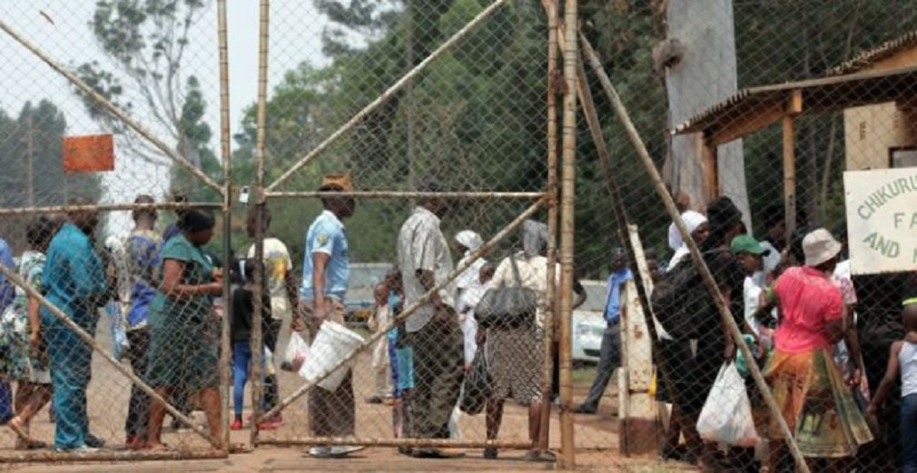 Os três brasileiros que estavam presos na África foram liberados neste sábado (11); eles foram detidos ontem (10) por policiais locais em uma mina de diamantes localizada a cerca de 270 quilômetros de Harare, capital do Zimbábue, onde participavam de um evento que discutia a questão de exploração de minérios em comunidades da região; brasileiros foram liberados depois de passar por um procedimento judicial e pagar multas de US$ 100 cada um por terem sido encontrados em um local de entrada não autorizada (Foto: José Barbacena) Os três brasileiros que estavam presos na África foram liberados neste sábado (11); eles foram detidos ontem (10) por policiais locais em uma mina de diamantes localizada a cerca de 270 quilômetros de Harare, capital do Zimbábue, onde participavam de um evento que discutia a questão de exploração de minérios em comunidades da região; brasileiros foram liberados depois de passar por um procedimento judicial e pagar multas de US$ 100 cada um por terem sido encontrados em um local de entrada não autorizada