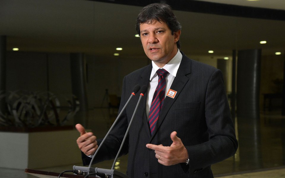 Partido dos Trabalhadores tem uma chance de recuperar o espaço perdido nos últimos anos se dialogar com a sua base e seguir conversando com a população sobre o que aconteceu, sobre o presente e o futuro do país, diz o ex-prefeito de São Paulo Fernando Haddad; "O PT ainda é o único partido com capilaridade em todo o país. Ele tem penetração no movimento social, nos sindicatos, na universidade. É um partido que foi criado a partir da base. É o único partido na história do Brasil que foi construído a partir da base e atingiu esse nível de capilaridade. Se dialogar com essa base, o partido tem uma chance", diz (Foto: Paulo Emílio) Partido dos Trabalhadores tem uma chance de recuperar o espaço perdido nos últimos anos se dialogar com a sua base e seguir conversando com a população sobre o que aconteceu, sobre o presente e o futuro do país, diz o ex-prefeito de São Paulo Fernando Haddad; "O PT ainda é o único partido com capilaridade em todo o país. Ele tem penetração no movimento social, nos sindicatos, na universidade. É um partido que foi criado a partir da base. É o único partido na história do Brasil que foi construído a partir da base e atingiu esse nível de capilaridade. Se dialogar com essa base, o partido tem uma chance", diz