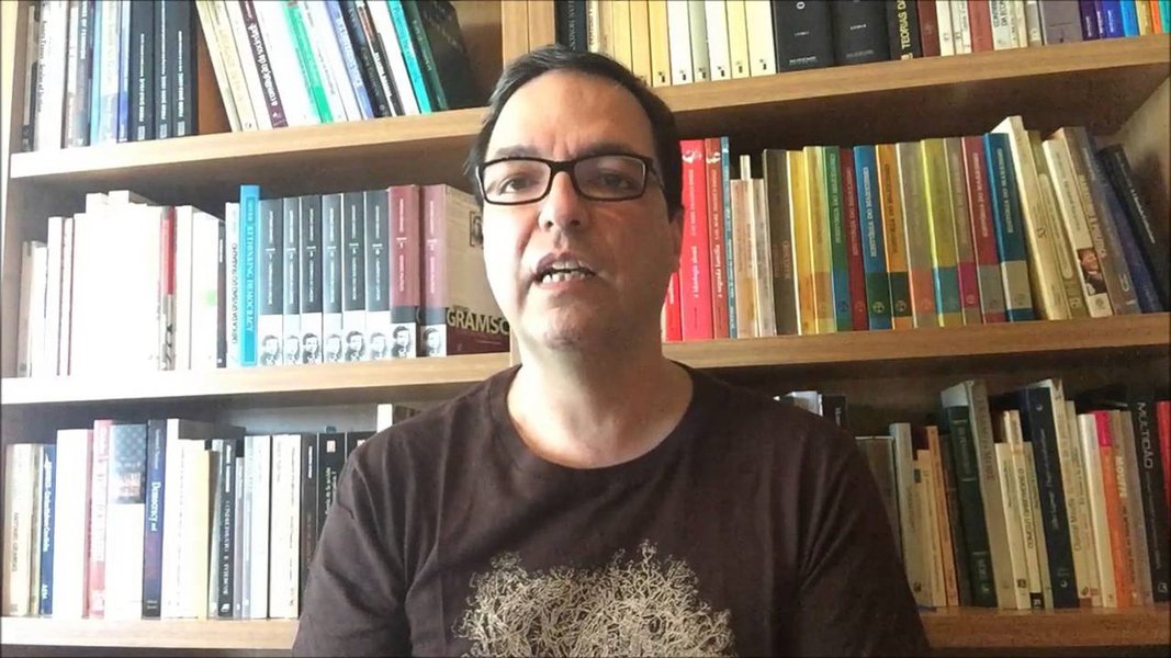 O professor de Ciência Política da UnB Luis Felipe Miguel fez uma defesa veemente da liberdade de expressão, em post em seu Facebook; para Miguel, a liberdade de expressão é muito mais importante para quem quer mudar o mundo do que para quem deseja mantê-lo como está; "Somos nós que precisamos desnaturalizar categorias, difundir informações que estão escamoteadas, desconstruir valores dominantes, mostrar alternativas", diz; "Não podemos responder a ataques defendendo a proibição de outros discursos. É dar um tiro do pé. O que nos convém não é o silêncio, mas o debate" (Foto: Aquiles Lins) O professor de Ciência Política da UnB Luis Felipe Miguel fez uma defesa veemente da liberdade de expressão, em post em seu Facebook; para Miguel, a liberdade de expressão é muito mais importante para quem quer mudar o mundo do que para quem deseja mantê-lo como está; "Somos nós que precisamos desnaturalizar categorias, difundir informações que estão escamoteadas, desconstruir valores dominantes, mostrar alternativas", diz; "Não podemos responder a ataques defendendo a proibição de outros discursos. É dar um tiro do pé. O que nos convém não é o silêncio, mas o debate"