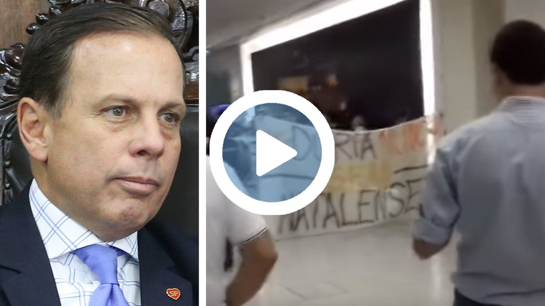 Em campanha presidencial antecipada e traindo o seu padrinho Geraldo Alckmin, o prefeito de São Paulo, João Doria (PSDB), foi novamente recebido com protesto no Nordeste; em Natal, onde está para receber título de cidadão natalense, o tucano foi recebido com gritos de "Fora, Doria" e "Doria entreguista, ladrão oportunista"; "Doria não! Tirar cobertor é desumano", dizia um dos cartazes em referência aos jatos de água fria com que a prefeitura acordou moradores de rua numa temperatura de 7º; além da ovada que levou em Salvador, Doria cancelou ida a Teresina, depois que a Câmara Municipal rejeitou homenagem ao tucano (Foto: Aquiles Lins) Em campanha presidencial antecipada e traindo o seu padrinho Geraldo Alckmin, o prefeito de São Paulo, João Doria (PSDB), foi novamente recebido com protesto no Nordeste; em Natal, onde está para receber título de cidadão natalense, o tucano foi recebido com gritos de "Fora, Doria" e "Doria entreguista, ladrão oportunista"; "Doria não! Tirar cobertor é desumano", dizia um dos cartazes em referência aos jatos de água fria com que a prefeitura acordou moradores de rua numa temperatura de 7º; além da ovada que levou em Salvador, Doria cancelou ida a Teresina, depois que a Câmara Municipal rejeitou homenagem ao tucano