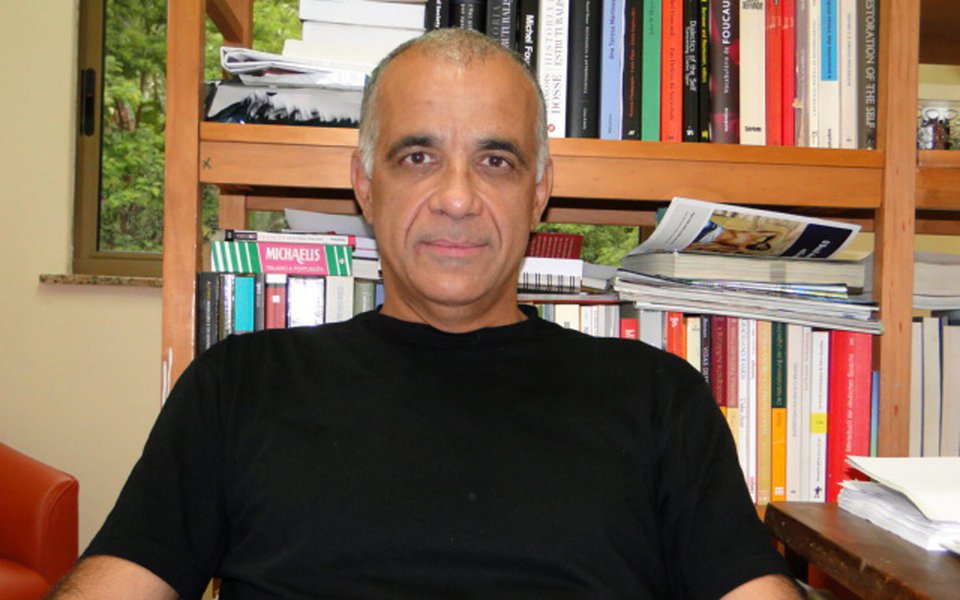 Para o professor e sociólogo Jessé Souza, autor do livro "A Elite do Atraso – Da Escravidão à Lava Jato", os chamados donos do poder perpetuaram um modelo baseado na servidão, simbolizada pela "ralé" dos dias atuais. "É uma elite que entrega o país, sempre entregou, sempre produziu golpes de Estado", afirmou; Souza ressalta que "a Globo e a Lava Jato criminalizaram a demanda por igualdade" e que o crescimento ao apoio de nomes como o de Jair Bolsonaro são o resultado direto do "casamento" entre emissora e força-tarefa (Foto: Paulo Emílio) Para o professor e sociólogo Jessé Souza, autor do livro "A Elite do Atraso – Da Escravidão à Lava Jato", os chamados donos do poder perpetuaram um modelo baseado na servidão, simbolizada pela "ralé" dos dias atuais. "É uma elite que entrega o país, sempre entregou, sempre produziu golpes de Estado", afirmou; Souza ressalta que "a Globo e a Lava Jato criminalizaram a demanda por igualdade" e que o crescimento ao apoio de nomes como o de Jair Bolsonaro são o resultado direto do "casamento" entre emissora e força-tarefa