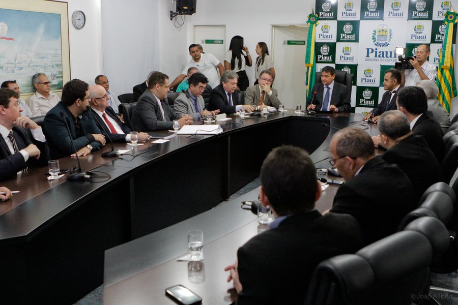 O governador Wellington Dias reuniu-se, no Palácio de Karnak, com os representantes da Câmara Setorial de Energias Renováveis e gestores de outros órgãos, para discutir um plano que tem como objetivos principais o fomento a projetos do setor produtivo; um conjunto de medidas acertadas na reunião passará a fazer parte do planejamento para alavancar o setor de energias renováveis no estado; “Atualmente, este é o setor mais dinâmico da economia do Piauí, no qual estão sendo investidos cerca de R$ 25 bilhões. Agora, setor público e privado trabalharão em conjunto para gerar emprego, desenvolvimento e crescimento econômico nessa área de energias limpas”, destacou Wellington (Foto: Leonardo Lucena) O governador Wellington Dias reuniu-se, no Palácio de Karnak, com os representantes da Câmara Setorial de Energias Renováveis e gestores de outros órgãos, para discutir um plano que tem como objetivos principais o fomento a projetos do setor produtivo; um conjunto de medidas acertadas na reunião passará a fazer parte do planejamento para alavancar o setor de energias renováveis no estado; “Atualmente, este é o setor mais dinâmico da economia do Piauí, no qual estão sendo investidos cerca de R$ 25 bilhões. Agora, setor público e privado trabalharão em conjunto para gerar emprego, desenvolvimento e crescimento econômico nessa área de energias limpas”, destacou Wellington