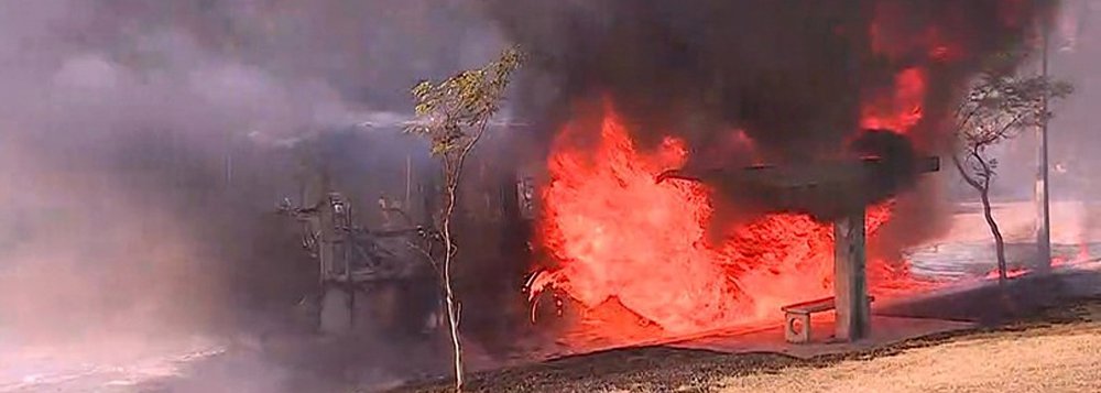 Mais dois ônibus foram incendiados na região metropolitana de Belo Horizonte, sendo um na capital e outro e em Contagem; a Polícia Militar (PM) deteve 15 pessoas; são 11 veículos queimados em BH em 2017, maior número registrado no mesmo ano desde 2010, de acordo com Sindicato das Empresas de Transporte de Passageiros de Belo Horizonte (Setra-BH); em bilhete apreendido pelos policiais, os criminosos apontaram a causa do crime. "É pela opressão no sistema de Bicas II. Queremos melhoria o mais rápido possível, senão vai rolar morte lá dentro e aqui fora. E foda-se o Estado. Assinado o crime" (Foto: Leonardo Lucena) Mais dois ônibus foram incendiados na região metropolitana de Belo Horizonte, sendo um na capital e outro e em Contagem; a Polícia Militar (PM) deteve 15 pessoas; são 11 veículos queimados em BH em 2017, maior número registrado no mesmo ano desde 2010, de acordo com Sindicato das Empresas de Transporte de Passageiros de Belo Horizonte (Setra-BH); em bilhete apreendido pelos policiais, os criminosos apontaram a causa do crime. "É pela opressão no sistema de Bicas II. Queremos melhoria o mais rápido possível, senão vai rolar morte lá dentro e aqui fora. E foda-se o Estado. Assinado o crime"