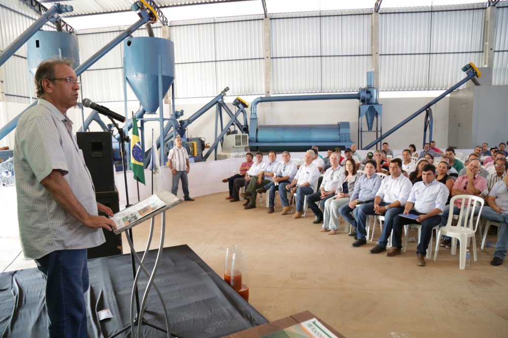 O governador Marcelo Miranda (PMDB) cumpriu agenda de eventos no interior do Estado nesse final de semana; Miranda destacou as potencialidades da região do Bico do Papagaio, hoje com cerca de 226 mil habitantes; segundo ele, o setor econômico tem como pontos fortes a Agropecuária e a Agricultura, ambos representando 30% da economia do Estado; "O comércio representa 21%, a indústria 10%, enquanto o setor de serviços representa 9%. Precisamos aumentar esses percentuais. Para isso, precisamos nos preparar, incentivar o desenvolvimento em todos os setores", motivou (Foto: Aquiles Lins) O governador Marcelo Miranda (PMDB) cumpriu agenda de eventos no interior do Estado nesse final de semana; Miranda destacou as potencialidades da região do Bico do Papagaio, hoje com cerca de 226 mil habitantes; segundo ele, o setor econômico tem como pontos fortes a Agropecuária e a Agricultura, ambos representando 30% da economia do Estado; "O comércio representa 21%, a indústria 10%, enquanto o setor de serviços representa 9%. Precisamos aumentar esses percentuais. Para isso, precisamos nos preparar, incentivar o desenvolvimento em todos os setores", motivou