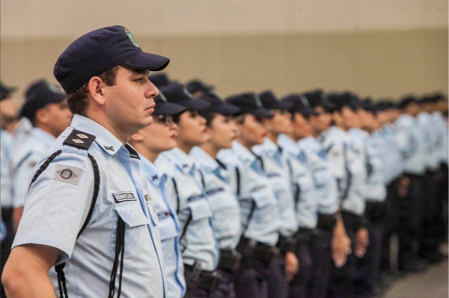 O governador Camilo Santana (PT) realizou, na manhã desta quarta-feira (14), a promoção de 573 policiais militares e 52 bombeiros militares que completam 30 anos de carreira. Camilo destacou que a aplicação da lei das promoções é a conquista de uma luta de décadas na segurança pública do Estado. "Essa era uma lei muito sonhada pela corporação, por dar segurança a esses profissionais. Os policiais e bombeiros que entram agora já sabem a data e o ano que vão ser promovidos. Um dos pontos que ela incluiu foi a requerida, pois antes de alguém sair da corporação vai ter como garantia a sua promoção. Então esses profissionais estão reunidos hoje aqui para receber esse reconhecimento", explicou o chefe do executivo estadual (Foto: Rodrigo Rocha) O governador Camilo Santana (PT) realizou, na manhã desta quarta-feira (14), a promoção de 573 policiais militares e 52 bombeiros militares que completam 30 anos de carreira. Camilo destacou que a aplicação da lei das promoções é a conquista de uma luta de décadas na segurança pública do Estado. "Essa era uma lei muito sonhada pela corporação, por dar segurança a esses profissionais. Os policiais e bombeiros que entram agora já sabem a data e o ano que vão ser promovidos. Um dos pontos que ela incluiu foi a requerida, pois antes de alguém sair da corporação vai ter como garantia a sua promoção. Então esses profissionais estão reunidos hoje aqui para receber esse reconhecimento", explicou o chefe do executivo estadual