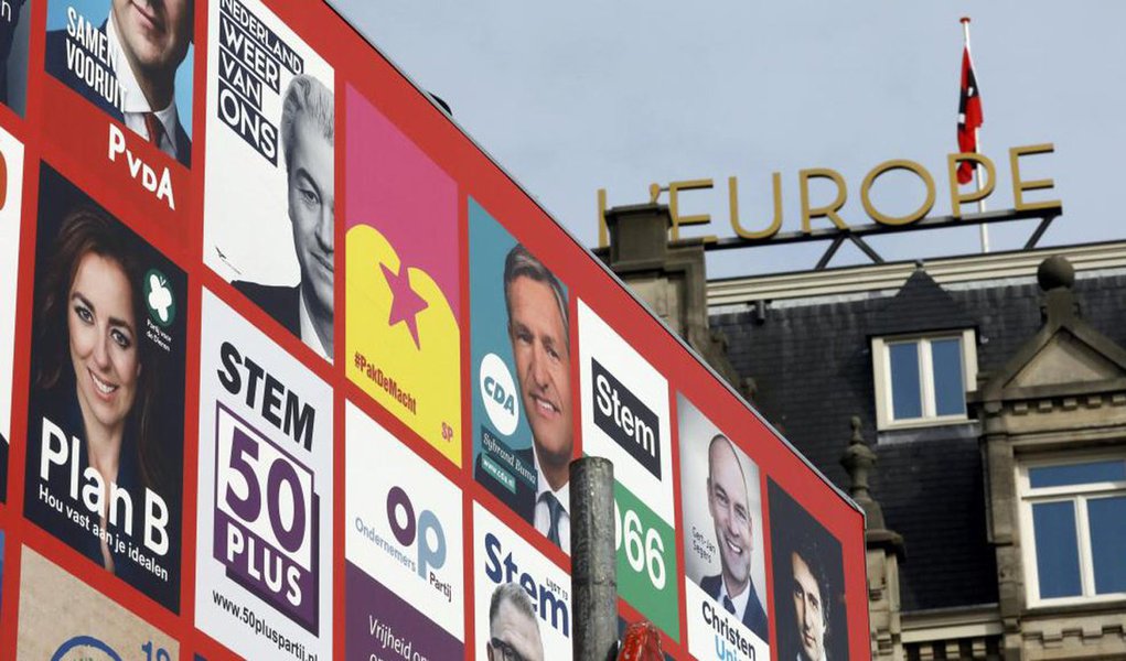 População da Holanda foi às urnas nesta quarta-feira em uma eleição vista como um teste do sentimento nacionalista, amplificado por um desentendimento com a Turquia nos últimos dias, na primeira de três votações neste ano na União Europeia nas quais partidos anti-imigrantes buscam avanços; partido de centro-direita VVD, do primeiro-ministro Mark Rutte, de 50 anos, disputa com o Partido da Liberdade (PVV) do incendiário líder anti-islã e anti-UE Geert Wilders, de 53 anos, para formar o maior partido no Parlamento (Foto: Aquiles Lins) População da Holanda foi às urnas nesta quarta-feira em uma eleição vista como um teste do sentimento nacionalista, amplificado por um desentendimento com a Turquia nos últimos dias, na primeira de três votações neste ano na União Europeia nas quais partidos anti-imigrantes buscam avanços; partido de centro-direita VVD, do primeiro-ministro Mark Rutte, de 50 anos, disputa com o Partido da Liberdade (PVV) do incendiário líder anti-islã e anti-UE Geert Wilders, de 53 anos, para formar o maior partido no Parlamento