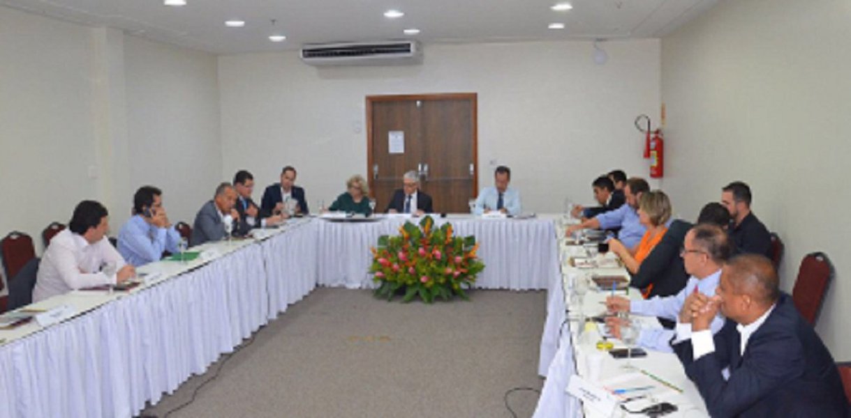 O encontro foi a reunião trimestral do Conselho Nacional de Secretários de Justiça, Cidadania, Direitos Humanos e Administração Penitenciária (Consej) que também reelegeu o secretário de Administração Penitenciária de São Paulo, Lourival Gomes para a presidência do órgão. Quinze estados brasileiros participaram do encontro. A secretária da Justiça do Ceará, Socorro França, representou o Governo do Estado (Foto: Fatima 247) O encontro foi a reunião trimestral do Conselho Nacional de Secretários de Justiça, Cidadania, Direitos Humanos e Administração Penitenciária (Consej) que também reelegeu o secretário de Administração Penitenciária de São Paulo, Lourival Gomes para a presidência do órgão. Quinze estados brasileiros participaram do encontro. A secretária da Justiça do Ceará, Socorro França, representou o Governo do Estado
