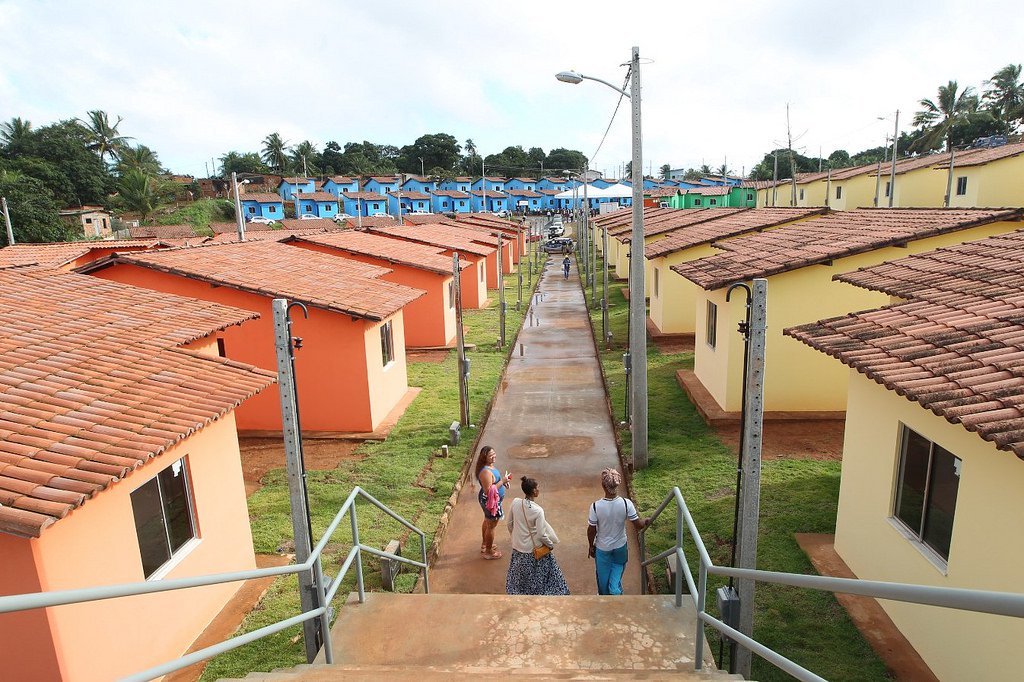 Dados analisados pela Superintendência de Estudos Econômicos e Sociais da Bahia (SEI) sobre o Déficit Habitacional do Brasil e suas unidades federativas apontam avanço no estado: a redução de 11,5% no déficit habitacional, que saiu de cerca de 511 mil domicílios em 2007 para 452 mil domicílios em 2015; entre as 27 estados, a Bahia foi o segundo que mais reduziu o Déficit (- 58.796 domicílios), atrás apenas do Maranhão (-72.498 domicílios) (Foto: Romulo Faro) Dados analisados pela Superintendência de Estudos Econômicos e Sociais da Bahia (SEI) sobre o Déficit Habitacional do Brasil e suas unidades federativas apontam avanço no estado: a redução de 11,5% no déficit habitacional, que saiu de cerca de 511 mil domicílios em 2007 para 452 mil domicílios em 2015; entre as 27 estados, a Bahia foi o segundo que mais reduziu o Déficit (- 58.796 domicílios), atrás apenas do Maranhão (-72.498 domicílios)