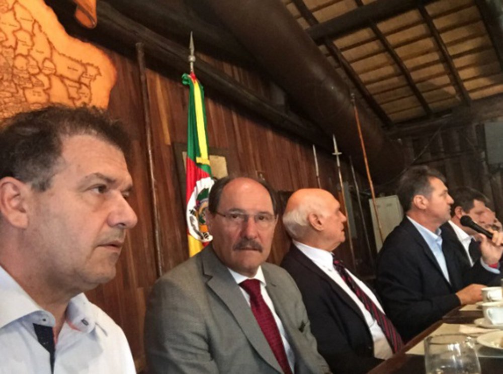 O presidente do PDT-RS, deputado federal Pompeo de Mattos, admitiu que a tendência é o partido deixar a base do governador José Ivo Sartori; “Como nós vamos ficar no governo? Seria uma certa incongruência, já que nós temos candidato ao governo”, disse Pompeo, em referência à provável candidatura de Jairo Jorge ao governo estadual em 2018 - o pré-candidato deixou o PT e ingressou foi para o PDT no final do ano passado; Mattos também disse que o PDT está “entusiasmado” com a candidatura de Ciro Gomes à presidência em 2018;segundo ele, desde Brizola, o partido não se unia tanto entorno de um nome (Foto: Leonardo Lucena) O presidente do PDT-RS, deputado federal Pompeo de Mattos, admitiu que a tendência é o partido deixar a base do governador José Ivo Sartori; “Como nós vamos ficar no governo? Seria uma certa incongruência, já que nós temos candidato ao governo”, disse Pompeo, em referência à provável candidatura de Jairo Jorge ao governo estadual em 2018 - o pré-candidato deixou o PT e ingressou foi para o PDT no final do ano passado; Mattos também disse que o PDT está “entusiasmado” com a candidatura de Ciro Gomes à presidência em 2018;segundo ele, desde Brizola, o partido não se unia tanto entorno de um nome