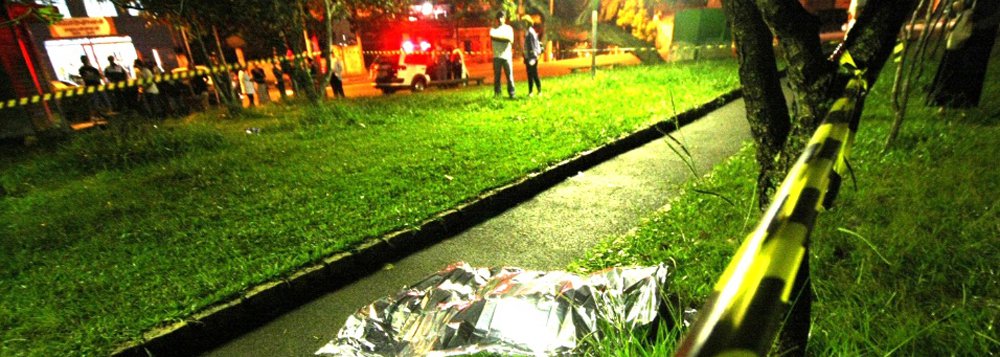 Violência explode no estado; dados da Secretaria de Segurança Pública de São Paulo mostram que os crimes de latrocínio, roubo seguido de morte, passaram de 27 casos em janeiro de 2016 para 39 no mês passado; é o maior número de registros para um mês de janeiro desde 2004; capital registrou 13 ocorrências, ante um total de 9 crimes dessa natureza em janeiro do ano passado; casos de roubo também subiram no último mês. Ao todo, a Polícia Civil registrou 26.469 casos em janeiro, ante 25.640 no mesmo mês do ano passado (Foto: Aquiles Lins) Violência explode no estado; dados da Secretaria de Segurança Pública de São Paulo mostram que os crimes de latrocínio, roubo seguido de morte, passaram de 27 casos em janeiro de 2016 para 39 no mês passado; é o maior número de registros para um mês de janeiro desde 2004; capital registrou 13 ocorrências, ante um total de 9 crimes dessa natureza em janeiro do ano passado; casos de roubo também subiram no último mês. Ao todo, a Polícia Civil registrou 26.469 casos em janeiro, ante 25.640 no mesmo mês do ano passado