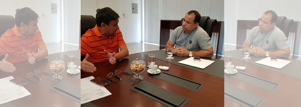 O governador Wellington Dias esteve reunido, na residência oficial, com o deputado Estadual Evaldo Gomes para tratar da elaboração de um projeto que vai beneficiar os pequenos produtores e empreendedores rurais; objetivo é propiciar a tecnologia necessária para aumentarem a produção com segurança; “Vamos através do fundo de combate à pobreza e também de outras parcerias que temos, por exemplo, como o FIDA, viabilizar as condições de atendimentos nessas áreas", garante o governador (Foto: Voney Malta) O governador Wellington Dias esteve reunido, na residência oficial, com o deputado Estadual Evaldo Gomes para tratar da elaboração de um projeto que vai beneficiar os pequenos produtores e empreendedores rurais; objetivo é propiciar a tecnologia necessária para aumentarem a produção com segurança; “Vamos através do fundo de combate à pobreza e também de outras parcerias que temos, por exemplo, como o FIDA, viabilizar as condições de atendimentos nessas áreas", garante o governador