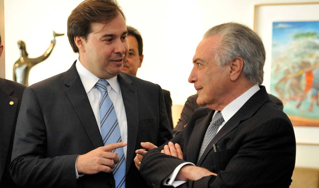 Governo de Michel Temer admitiu que poderá a adiar a votação da reforma da Previdência no plenário da Câmara, que estava prevista para a segunda semana de maio; motivo é claro: medo da proposta ser derrotada no plenário; articuladores da base de Michel Temer no Congresso reconhecem que precisarão de mais tempo para convencer a população e os deputados a apoiar o novo texto do projeto; "O debate está contaminado pela proposta original, e é preciso deixar claro que aquele texto ficou para trás. Confio que isso possa ocorrer até o dia 8, mas é preciso ter certeza de que o tema está descontaminado", afirmou o presidente da Câmara, Rodrigo Maia (DEM-RJ) (Foto: Aquiles Lins) Governo de Michel Temer admitiu que poderá a adiar a votação da reforma da Previdência no plenário da Câmara, que estava prevista para a segunda semana de maio; motivo é claro: medo da proposta ser derrotada no plenário; articuladores da base de Michel Temer no Congresso reconhecem que precisarão de mais tempo para convencer a população e os deputados a apoiar o novo texto do projeto; "O debate está contaminado pela proposta original, e é preciso deixar claro que aquele texto ficou para trás. Confio que isso possa ocorrer até o dia 8, mas é preciso ter certeza de que o tema está descontaminado", afirmou o presidente da Câmara, Rodrigo Maia (DEM-RJ)