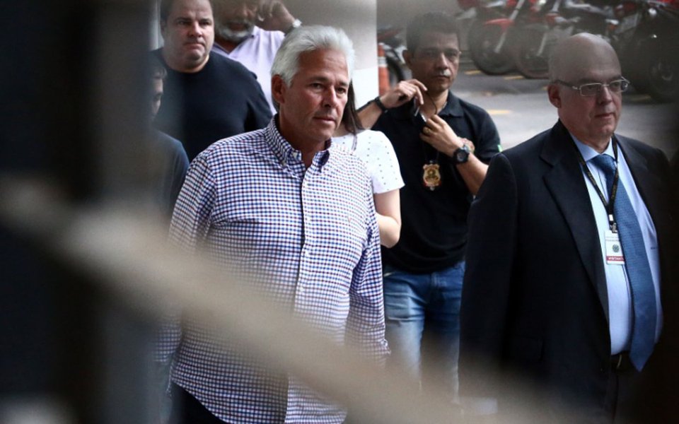Justiça do Rio de Janeiro concedeu hoje (6) medida cautelar para que o ex-vice-presidente de futebol do Flamengo Flávio Godinho cumpra prisão domiciliar, seguindo determinação do ministro do Supremo Tribunal Federal (STF) Gilmar Mendes, que suspendeu a prisão preventiva e autorizou o juiz a aplicar medidas alternativas. Godinho foi preso em janeiro na Operação Eficiência, um desdobramento da Operação Lava Jato, no Rio de Janeiro; ele é acusado de envolvimento em esquemas de lavagem de dinheiro de propina no governo de Sérgio Cabral (Foto: Aquiles Lins) Justiça do Rio de Janeiro concedeu hoje (6) medida cautelar para que o ex-vice-presidente de futebol do Flamengo Flávio Godinho cumpra prisão domiciliar, seguindo determinação do ministro do Supremo Tribunal Federal (STF) Gilmar Mendes, que suspendeu a prisão preventiva e autorizou o juiz a aplicar medidas alternativas. Godinho foi preso em janeiro na Operação Eficiência, um desdobramento da Operação Lava Jato, no Rio de Janeiro; ele é acusado de envolvimento em esquemas de lavagem de dinheiro de propina no governo de Sérgio Cabral