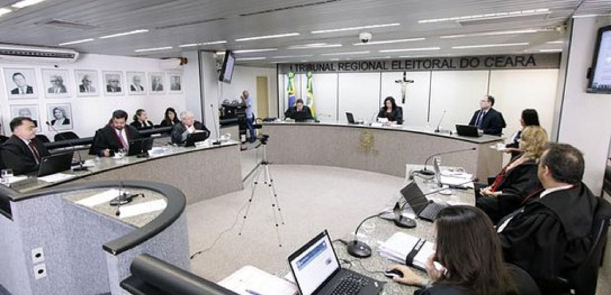 O Tribunal Regional Eleitoral do Ceará, aprovou hoje, proposta de extinção de 18 zonas eleitorais no interior do estado e o remanejamento de 4 dessas zonas para a capital, reduzindo de 123 para 109 o número total de zonais, em todo o Estado do Ceará. Com o remanejamento Fortaleza, teve aumentando de 13 para 17 o total de zonas eleitorais (Foto: Fatima 247) O Tribunal Regional Eleitoral do Ceará, aprovou hoje, proposta de extinção de 18 zonas eleitorais no interior do estado e o remanejamento de 4 dessas zonas para a capital, reduzindo de 123 para 109 o número total de zonais, em todo o Estado do Ceará. Com o remanejamento Fortaleza, teve aumentando de 13 para 17 o total de zonas eleitorais