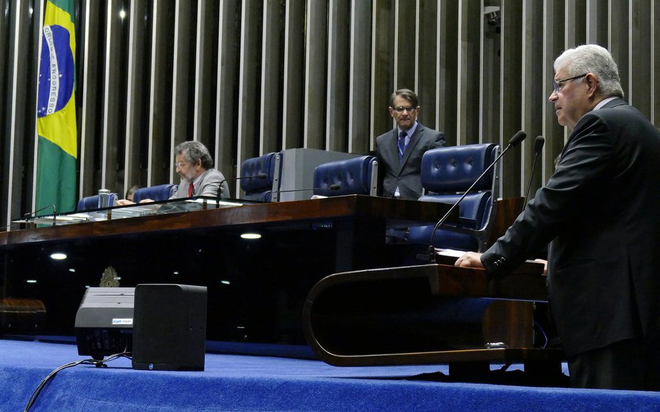 O senador Roberto Requião (PMDB-PR) fez um apelo aos procuradores, delegados e juízes da Operação Lava Jato; parlamentar afirmou que um mistério ronda a operação: qual a participação dos bancos nos casos de lavagem de dinheiro e pagamento de propinas no Brasil e no exterior?; segundo o congressista, os doleiros usam o sistema bancário como braço operacional de suas transferências de dinheiro e o Banco Central nada faz para esclarecer os fatos. Para Requião, se houver fraudes nestas operações, a Lava Jato tem o dever moral de denunciá-las ao mundo (Foto: Leonardo Lucena) O senador Roberto Requião (PMDB-PR) fez um apelo aos procuradores, delegados e juízes da Operação Lava Jato; parlamentar afirmou que um mistério ronda a operação: qual a participação dos bancos nos casos de lavagem de dinheiro e pagamento de propinas no Brasil e no exterior?; segundo o congressista, os doleiros usam o sistema bancário como braço operacional de suas transferências de dinheiro e o Banco Central nada faz para esclarecer os fatos. Para Requião, se houver fraudes nestas operações, a Lava Jato tem o dever moral de denunciá-las ao mundo