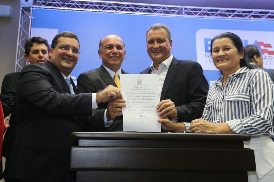 O governador Rui Costa assinou na tarde desta segunda-feira em Salvador convênios que garantem investimentos em infraestrutura urbana, agricultura familiar e saúde em 61 municípios baianos; no total, R$ 37 milhões serão disponibilizados para obras de pavimentação de ruas, drenagem, macrodrenagem, reforma de estádios, ginásios, mercados e centros de abastecimentos, construção de pontes, aquisição de veículos e equipamentos para agricultores familiares e cessão de uso de bens móveis de saúde; "Quem me acompanha sabe o quanto eu valorizo a relação com o município. Conseguimos fazer mais e melhor com parceria. No próximo dia 27, faremos novo ato como novos municípios, para que possamos celebrar mais convênios", disse Rui (Foto: Romulo Faro) O governador Rui Costa assinou na tarde desta segunda-feira em Salvador convênios que garantem investimentos em infraestrutura urbana, agricultura familiar e saúde em 61 municípios baianos; no total, R$ 37 milhões serão disponibilizados para obras de pavimentação de ruas, drenagem, macrodrenagem, reforma de estádios, ginásios, mercados e centros de abastecimentos, construção de pontes, aquisição de veículos e equipamentos para agricultores familiares e cessão de uso de bens móveis de saúde; "Quem me acompanha sabe o quanto eu valorizo a relação com o município. Conseguimos fazer mais e melhor com parceria. No próximo dia 27, faremos novo ato como novos municípios, para que possamos celebrar mais convênios", disse Rui