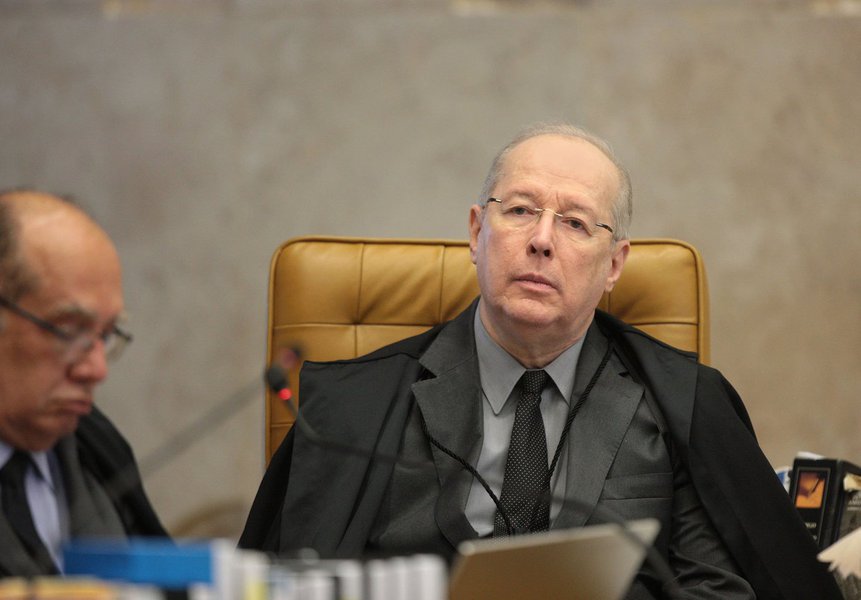 Jornalista Fernando Brito destaca o fato de o ministro Celso de Mello ter ido além em sua decisão, passando "a procurar detalhes para explicar o que não se pedia que explicasse", e recorrendo até mesmo aos áudios ilegais divulgados contra Lula, a fim de não contrariar Gilmar Mendes, uma vez que sua decisão era contrária à do colega; "A decisão de Celso de Mello fez o Supremo sabujar-se ao Governo e cair ainda mais no conceito público que percebe que a lei, afinal, é como convém", diz Brito (Foto: Gisele Federicce) Jornalista Fernando Brito destaca o fato de o ministro Celso de Mello ter ido além em sua decisão, passando "a procurar detalhes para explicar o que não se pedia que explicasse", e recorrendo até mesmo aos áudios ilegais divulgados contra Lula, a fim de não contrariar Gilmar Mendes, uma vez que sua decisão era contrária à do colega; "A decisão de Celso de Mello fez o Supremo sabujar-se ao Governo e cair ainda mais no conceito público que percebe que a lei, afinal, é como convém", diz Brito