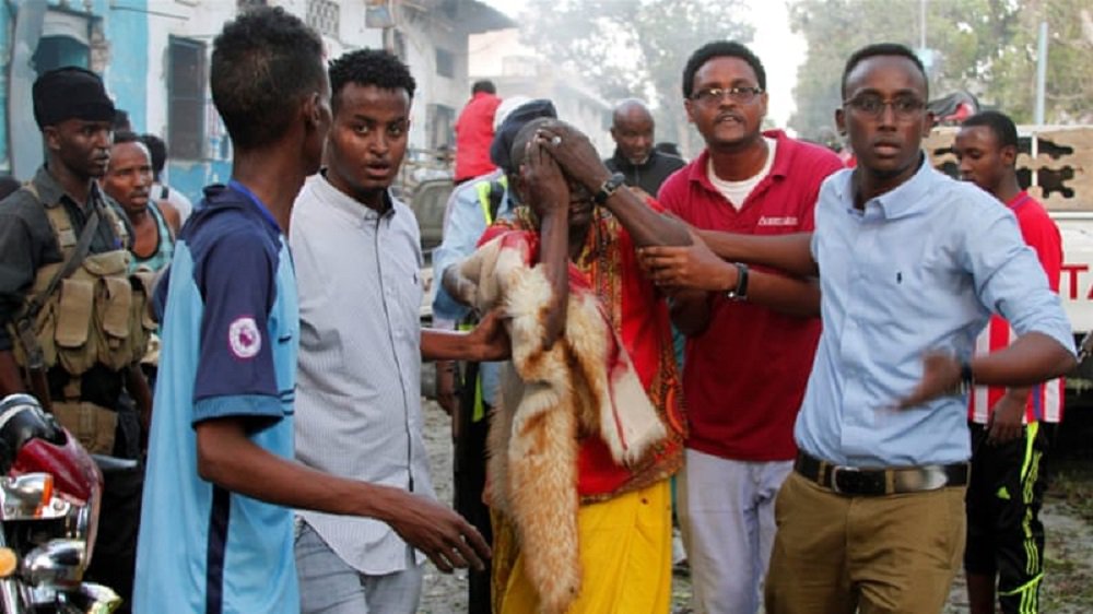 Dois carros carregando bombas mataram pelo menos 17 pessoas na capital da Somália, Mogadishu, neste sábado, informou a polícia; O grupo islâmico Al Shabaab reivindicou responsabilidade pelos ataques - um deles foi feito nas proximidades do Parlamento e o outro, a 600 metros do Palácio Presidencial (Foto: Charles Nisz) Dois carros carregando bombas mataram pelo menos 17 pessoas na capital da Somália, Mogadishu, neste sábado, informou a polícia; O grupo islâmico Al Shabaab reivindicou responsabilidade pelos ataques - um deles foi feito nas proximidades do Parlamento e o outro, a 600 metros do Palácio Presidencial