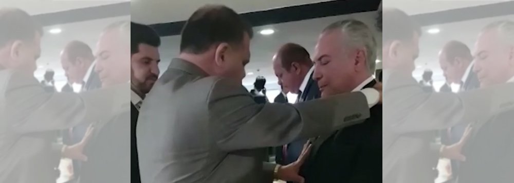 Durante visita ao Encontro Nacional de Comércio Exterior, Michel Temer recebeu uma bênção do pastor Marcos Pereira da Silva, líder da Igreja Assembleia de Deus dos Últimos Dias; Silva foi preso, em 2013, pelo crime de estupro, e condenado pela 2ª Vara Criminal de São João de Meriti, em primeira instância, a 15 anos de reclusão pelo crime de atentado violento ao pudor; pastor pediu para Deus “visitar o coração, a coluna, o rim, o intestino, o fígado”, entre outros órgãos do peemedebista (Foto: Aquiles Lins) Durante visita ao Encontro Nacional de Comércio Exterior, Michel Temer recebeu uma bênção do pastor Marcos Pereira da Silva, líder da Igreja Assembleia de Deus dos Últimos Dias; Silva foi preso, em 2013, pelo crime de estupro, e condenado pela 2ª Vara Criminal de São João de Meriti, em primeira instância, a 15 anos de reclusão pelo crime de atentado violento ao pudor; pastor pediu para Deus “visitar o coração, a coluna, o rim, o intestino, o fígado”, entre outros órgãos do peemedebista