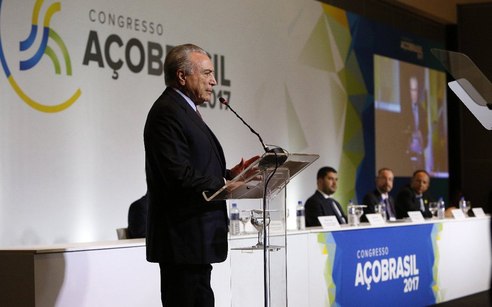 Depois de quebrar o País com sua depressão econômica e com a compra de deputados para escapar de uma denúncia de corrupção, Michel Temer avalia que nem o próximo governo eleito conseguirá estancar o desastre que ele produziu; "A previsão que fizemos é que vai levar tempo para zerar o déficit público. Quando falamos em 179 bilhões (de reais), 159 bilhões, estamos fazendo um déficit assustador. Não se resolve de um dia para o outro, vai se resolvendo ao longo do tempo", disse Temer; "Queira Deus que possamos fazê-lo em cinco anos, seis anos, sete anos. Não vamos ter a ilusão de que em pouquíssimo tempo, em dois, três anos vamos resolver esse assunto", acrescentou
(Foto: Aquiles Lins)
Depois de quebrar o País com sua depressão econômica e com a compra de deputados para escapar de uma denúncia de corrupção, Michel Temer avalia que nem o próximo governo eleito conseguirá estancar o desastre que ele produziu; "A previsão que fizemos é que vai levar tempo para zerar o déficit público. Quando falamos em 179 bilhões (de reais), 159 bilhões, estamos fazendo um déficit assustador. Não se resolve de um dia para o outro, vai se resolvendo ao longo do tempo", disse Temer; "Queira Deus que possamos fazê-lo em cinco anos, seis anos, sete anos. Não vamos ter a ilusão de que em pouquíssimo tempo, em dois, três anos vamos resolver esse assunto", acrescentou