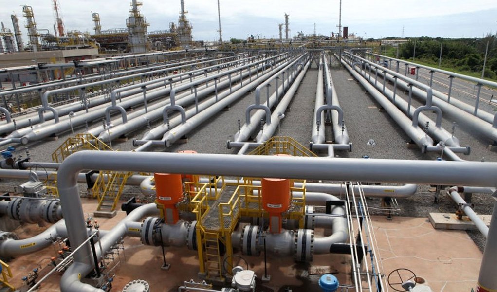 Petrobras anunciou início da fase não vinculante do processo de alienação de 90% de sua participação acionária na Transportadora Associada de Gás (TAG), como parte do plano de desinvestimentos de alguns de seus ativos; Transportadora Associada de Gás (TAG) foi criada pela Petrobras com o objetivo de atuar no segmento de transporte e armazenagem de gás natural por meio de gasodutos, terminais ou embarcações; venda dos ativos faz parte do programa de desinvestimento da companhia, com o objetivo de levantar cerca de US$ 20 bilhões até o final do próximo ano (Foto: Paulo Emílio) Petrobras anunciou início da fase não vinculante do processo de alienação de 90% de sua participação acionária na Transportadora Associada de Gás (TAG), como parte do plano de desinvestimentos de alguns de seus ativos; Transportadora Associada de Gás (TAG) foi criada pela Petrobras com o objetivo de atuar no segmento de transporte e armazenagem de gás natural por meio de gasodutos, terminais ou embarcações; venda dos ativos faz parte do programa de desinvestimento da companhia, com o objetivo de levantar cerca de US$ 20 bilhões até o final do próximo ano