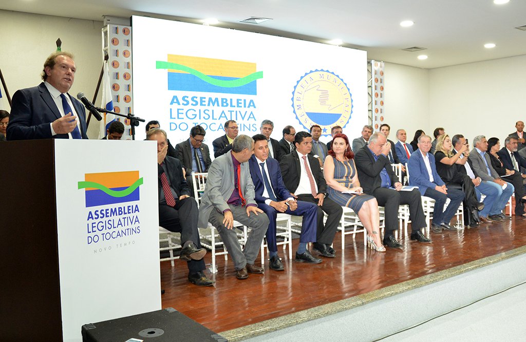 Prefeitos de cidades que serão contempladas com R$ 130 milhões (montante para todos os 139 municípios do estado) cobraram dos deputados estaduais a garantia para a execução das obras; o chefe do executivo de Centenário, Wesley Camilo (PSDB), disse esperar "que não haja nenhuma alteração na promessa apresentada pelos deputados no decorrer dos trâmites na Casa de Leis, e que de fato os recursos garantam a efetiva execução de obras em nossos Municípios" (Foto: Leonardo Lucena) Prefeitos de cidades que serão contempladas com R$ 130 milhões (montante para todos os 139 municípios do estado) cobraram dos deputados estaduais a garantia para a execução das obras; o chefe do executivo de Centenário, Wesley Camilo (PSDB), disse esperar "que não haja nenhuma alteração na promessa apresentada pelos deputados no decorrer dos trâmites na Casa de Leis, e que de fato os recursos garantam a efetiva execução de obras em nossos Municípios"