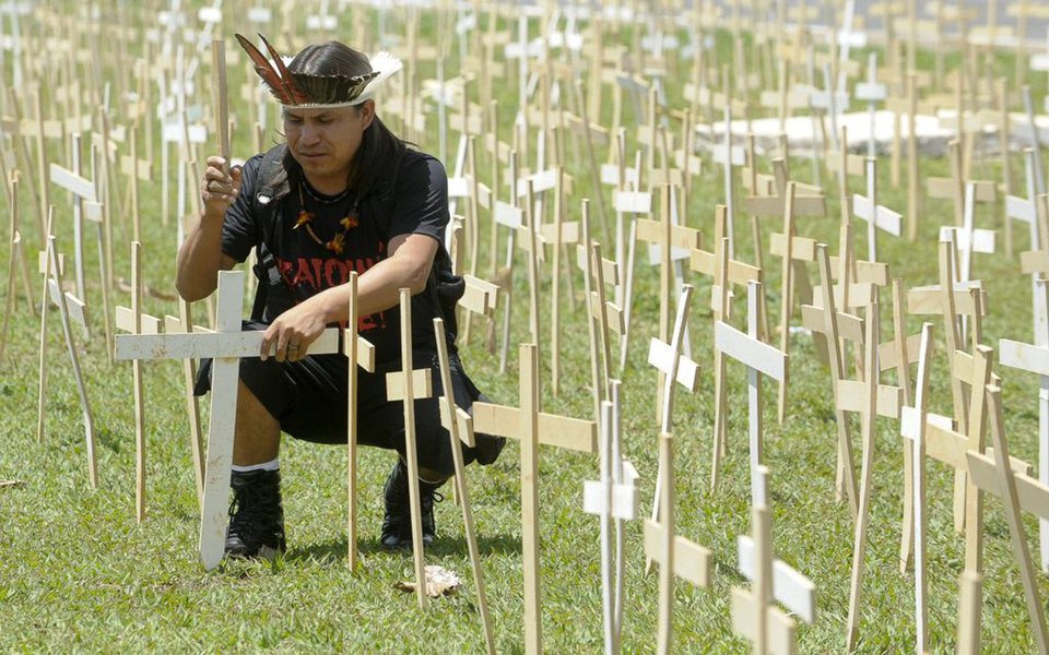 Ministério Público Federal no Amazonas (MPF-AM) pediu indenização de R$ 50 milhões de reais e um pedido de desculpas da União pelo extermínio de indígenas Waimiri-Atroari na ditadura militar; danos teriam sido cometidos durante a construção da BR-174, estrada liga Manaus a Boa Vista, que enfrentou resistência da etnia que ocupa a terra na região; na década de 70, havia 3 mil indígenas vivendo na terra e na década seguinte, a etnia registrava apenas 332 indivíduos; segundo o MPF, havia "pelo menos desde 1974 uma ação genocida do Estado brasileiro de ataques violentos, por bombas, tiros e torturas" (Foto: Paulo Emílio) Ministério Público Federal no Amazonas (MPF-AM) pediu indenização de R$ 50 milhões de reais e um pedido de desculpas da União pelo extermínio de indígenas Waimiri-Atroari na ditadura militar; danos teriam sido cometidos durante a construção da BR-174, estrada liga Manaus a Boa Vista, que enfrentou resistência da etnia que ocupa a terra na região; na década de 70, havia 3 mil indígenas vivendo na terra e na década seguinte, a etnia registrava apenas 332 indivíduos; segundo o MPF, havia "pelo menos desde 1974 uma ação genocida do Estado brasileiro de ataques violentos, por bombas, tiros e torturas"