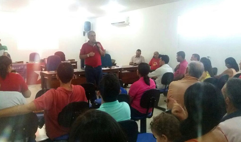 Deputado estadual e candidato a presidente do Partido dos Trabalhadores (PT) no Tocantins, Zé Roberto, participou no último final de semana de plenárias preparatórias para o 6° Congresso Nacional do PT; encontros aconteceram nos municípios de Augustinópolis, Araguaína e Couto Magalhães com participação de vários municípios da região norte do Estado; petista fez um balanço sobre o momento atual e apresentou a defesa da chapa de delegados "Por um Partido Socialista e de Luta", que eleitos, elegerá o diretório e presidente estadual do partido no Congresso Estadual (Foto: Aquiles Lins) Deputado estadual e candidato a presidente do Partido dos Trabalhadores (PT) no Tocantins, Zé Roberto, participou no último final de semana de plenárias preparatórias para o 6° Congresso Nacional do PT; encontros aconteceram nos municípios de Augustinópolis, Araguaína e Couto Magalhães com participação de vários municípios da região norte do Estado; petista fez um balanço sobre o momento atual e apresentou a defesa da chapa de delegados "Por um Partido Socialista e de Luta", que eleitos, elegerá o diretório e presidente estadual do partido no Congresso Estadual