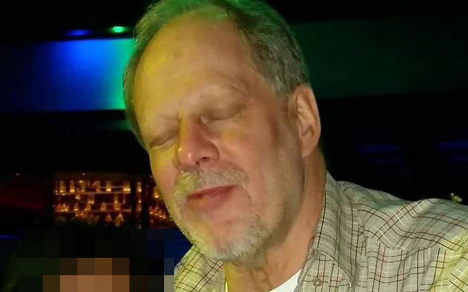 A polícia de Las Vegas confirmou que o autor do ataque contra um show de música country nas proximidades do Mandalay Bay Casino é Stephen Paddock; de acordo com o xerife Joe Lombardo, Paddock é um homem branco, norte-americano, de 64 anos. Ele atirou do 32º andar do cassino, contra o público de 40 mil pessoas que assistia, do lado de fora do prédio, ao festival "Route 91 Harvest Festival" (Foto: Aquiles Lins) A polícia de Las Vegas confirmou que o autor do ataque contra um show de música country nas proximidades do Mandalay Bay Casino é Stephen Paddock; de acordo com o xerife Joe Lombardo, Paddock é um homem branco, norte-americano, de 64 anos. Ele atirou do 32º andar do cassino, contra o público de 40 mil pessoas que assistia, do lado de fora do prédio, ao festival "Route 91 Harvest Festival"