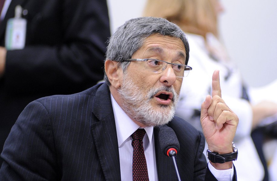 Para o ex-presidente da Petrobras José Sérgio Gabrielli, a política adotada pelo governo de Michel Temer para a Petrobras coloca em xeque a soberania nacional; "O conceito de soberania está fora do ar, pois não é considerado como relevante. E a reversão desse processo é de longo prazo. Não vejo a possibilidade de uma reversão dessa política a curto prazo. Deve existir uma retomada do papel da Petrobras, uma redefinição de toda a política de exploração e abastecimento, uma redefinição das relações dos diversos segmentos do setor de petróleo e gás, de tal maneira que isso não se resolve somente com a eleição de 2018", afirmou (Foto: Aquiles Lins) Para o ex-presidente da Petrobras José Sérgio Gabrielli, a política adotada pelo governo de Michel Temer para a Petrobras coloca em xeque a soberania nacional; "O conceito de soberania está fora do ar, pois não é considerado como relevante. E a reversão desse processo é de longo prazo. Não vejo a possibilidade de uma reversão dessa política a curto prazo. Deve existir uma retomada do papel da Petrobras, uma redefinição de toda a política de exploração e abastecimento, uma redefinição das relações dos diversos segmentos do setor de petróleo e gás, de tal maneira que isso não se resolve somente com a eleição de 2018", afirmou