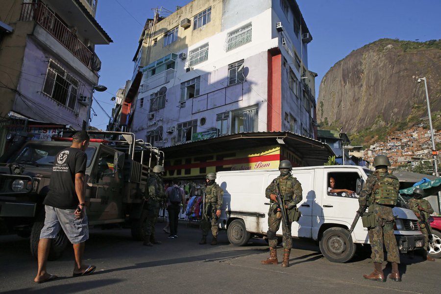 Meia hora após a saída das Forças Armadas da Rocinha, o Comando de Operações Especiais (COE) da PM montou uma base avançada na UPP da comunidade, de onde serão conduzidas às ações contra o tráfico de drogas na região; o COE é formado pelos batalhões de Operações Especiais (Bope), de Choque e de Ações com Cães, e sua equipe ficará por tempo indeterminado na Rocinha (Foto: Leonardo Lucena) Meia hora após a saída das Forças Armadas da Rocinha, o Comando de Operações Especiais (COE) da PM montou uma base avançada na UPP da comunidade, de onde serão conduzidas às ações contra o tráfico de drogas na região; o COE é formado pelos batalhões de Operações Especiais (Bope), de Choque e de Ações com Cães, e sua equipe ficará por tempo indeterminado na Rocinha