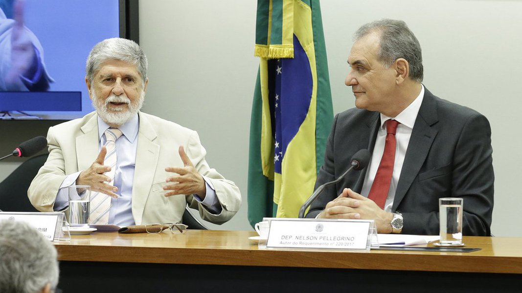O ex-chanceler Celso Amorim afirmou em audiência pública nesta quarta-feira, 4, na Comissão de Relações Exteriores e de Defesa Nacional (CREDN) da Câmara dos Deputados que é "gravíssima" a crise política da Venezuela, agravada pela postura do presidente dos Estados Unidos, Donald Trump, que defendeu intervenção militar como meio para resolver o problema do país vizinho; segundo o ex-ministro, a situação requer diálogo e é dessa forma, historicamente, que o Brasil tem atuado na resolução dos conflitos que envolvem os países vizinhos e parceiros; "Podemos ajudar a encaminhar um diálogo a permitir que a Venezuela vá encontrando soluções. Não podemos e devemos impedir que haja intervenção ou ameaças externas que apenas acirram os ânimos", recomendou (Foto: Aquiles Lins) O ex-chanceler Celso Amorim afirmou em audiência pública nesta quarta-feira, 4, na Comissão de Relações Exteriores e de Defesa Nacional (CREDN) da Câmara dos Deputados que é "gravíssima" a crise política da Venezuela, agravada pela postura do presidente dos Estados Unidos, Donald Trump, que defendeu intervenção militar como meio para resolver o problema do país vizinho; segundo o ex-ministro, a situação requer diálogo e é dessa forma, historicamente, que o Brasil tem atuado na resolução dos conflitos que envolvem os países vizinhos e parceiros; "Podemos ajudar a encaminhar um diálogo a permitir que a Venezuela vá encontrando soluções. Não podemos e devemos impedir que haja intervenção ou ameaças externas que apenas acirram os ânimos", recomendou