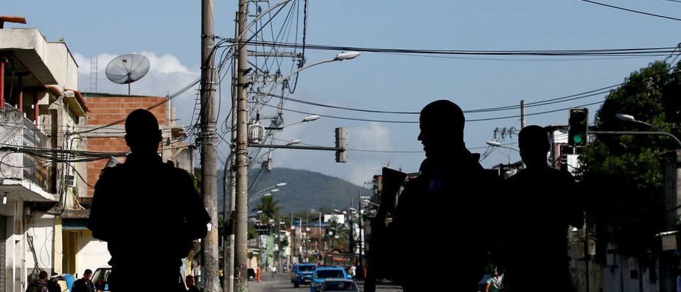 O Comando de Operações Especiais da PM faz nesta segunda-feira uma operação contra o tráfico de drogas no Complexo da Maré, zona norte do Rio; ação da PM se concentra nas favelas Nova Holanda e Parque União; há operações também da PM na Vila Kennedy, na zona oeste e no morro do Cajueiro, em Madureira, na zona norte; a Secretaria Municipal de Educação informa que unidades escolares no Complexo de Maré, Vila Kennedy e Cajueiro estão sem atendimento nesta segunda-feira; são 19 escolas, 6 creches e 11 Espaços de Desenvolvimento Infantil e 13.160 alunos sem aulas (Foto: Romulo Faro) O Comando de Operações Especiais da PM faz nesta segunda-feira uma operação contra o tráfico de drogas no Complexo da Maré, zona norte do Rio; ação da PM se concentra nas favelas Nova Holanda e Parque União; há operações também da PM na Vila Kennedy, na zona oeste e no morro do Cajueiro, em Madureira, na zona norte; a Secretaria Municipal de Educação informa que unidades escolares no Complexo de Maré, Vila Kennedy e Cajueiro estão sem atendimento nesta segunda-feira; são 19 escolas, 6 creches e 11 Espaços de Desenvolvimento Infantil e 13.160 alunos sem aulas