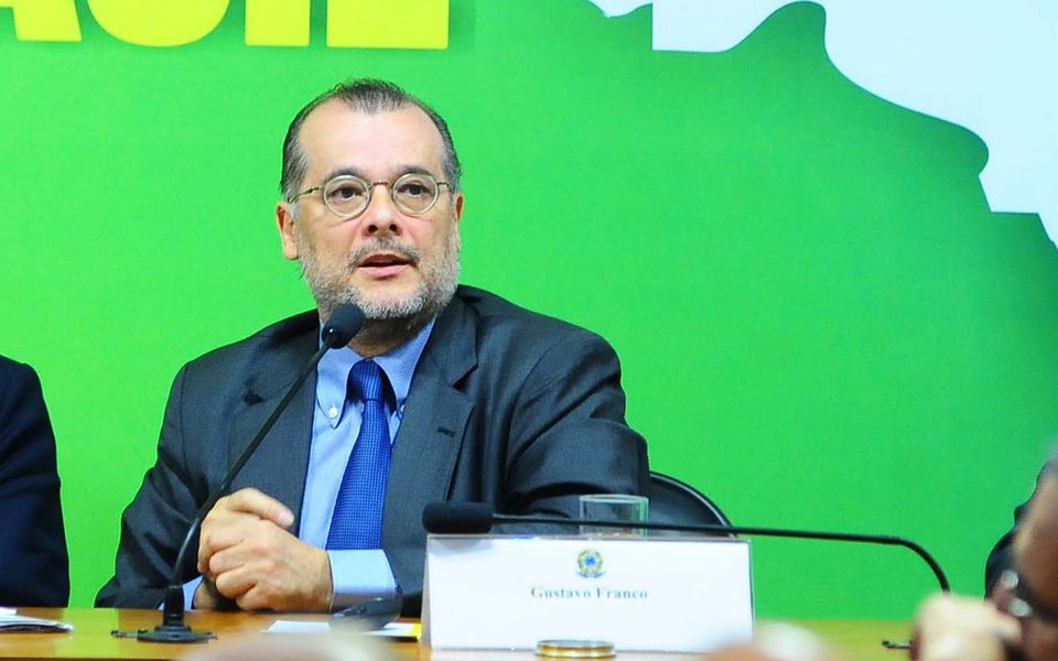 Insatisfeito com os rumos do PSDB, o economista Gustavo Franco, um dos idealizadores do Plano Real, acaba de deixar os tucanos e se filiar ao Partido Novo; nesta quarta-feira (27), o Novo informou, em nota, que o ex-presidente do Banco Central no governo Fernando Henrique Cardoso (PSDB) passará a presidir a fundação do partido, função na qual será responsável por elaborar o programa de governo para a campanha de 2018; outros economistas tucanos ligados à formulação do Real devem segui-lo, como Elena Landau e Edmar Bacha; em agosto, eles fizeram um apelo à direção tucana pedindo o desembarque do governo Michel Temer (PMDB) (Foto: Giuliana Miranda) Insatisfeito com os rumos do PSDB, o economista Gustavo Franco, um dos idealizadores do Plano Real, acaba de deixar os tucanos e se filiar ao Partido Novo; nesta quarta-feira (27), o Novo informou, em nota, que o ex-presidente do Banco Central no governo Fernando Henrique Cardoso (PSDB) passará a presidir a fundação do partido, função na qual será responsável por elaborar o programa de governo para a campanha de 2018; outros economistas tucanos ligados à formulação do Real devem segui-lo, como Elena Landau e Edmar Bacha; em agosto, eles fizeram um apelo à direção tucana pedindo o desembarque do governo Michel Temer (PMDB)
