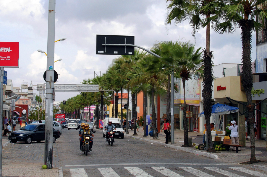 A nova lei, sancionada pelo prefeito Roberto Cláudio (PDT), atende à demanda dos lojistas de estender o horário de atendimento até às 21 horas. De acordo com o secretário de Turismo, Alexandre Pereira, a avenida, que vem sendo revitalizada, ganhará uma Casa do Turista no próximo mês (Foto: Rodrigo Rocha) A nova lei, sancionada pelo prefeito Roberto Cláudio (PDT), atende à demanda dos lojistas de estender o horário de atendimento até às 21 horas. De acordo com o secretário de Turismo, Alexandre Pereira, a avenida, que vem sendo revitalizada, ganhará uma Casa do Turista no próximo mês