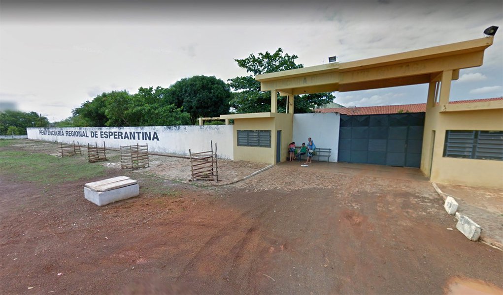 A Secretaria de Justiça do Piauí (Sejus) divulgou o número de presos que foram recapturados após duas fugas na Penitenciária Regional Luiz Gonzaga Rebelo, em Esperantina; até o momento 41 presos foram recapturados e 44 continuam foragidos; a primeira fuga ocorreu no dia 6 de outubro, após rebelião, 75 detentos conseguiram fugir; no domingo (8), mais 10 presos fugiram do pavilhão C da penitenciária; relatos publicados no Piauí Hoje (Foto: Leonardo Lucena) A Secretaria de Justiça do Piauí (Sejus) divulgou o número de presos que foram recapturados após duas fugas na Penitenciária Regional Luiz Gonzaga Rebelo, em Esperantina; até o momento 41 presos foram recapturados e 44 continuam foragidos; a primeira fuga ocorreu no dia 6 de outubro, após rebelião, 75 detentos conseguiram fugir; no domingo (8), mais 10 presos fugiram do pavilhão C da penitenciária; relatos publicados no Piauí Hoje