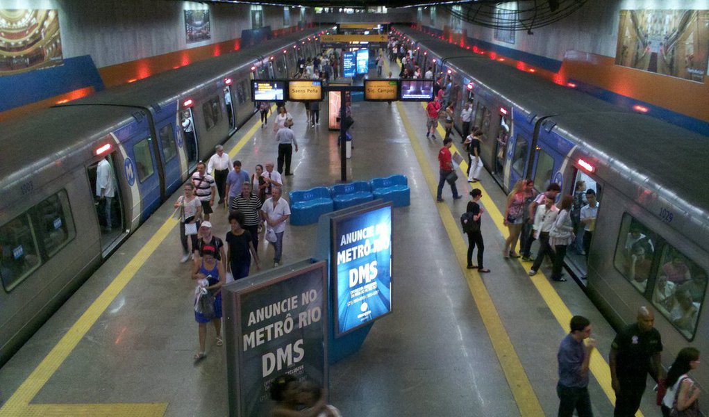 O MetrôRio, concessionária que administra a malha metroviária do Rio, anunciou nesta segunda-feira (13) que terá um esquema especial de funcionamento durante os cinco dias de Carnaval; os trens circularão sem interrupção a partir das 5h de sexta-feira (24) até as 23h de terça-feira (28), com extensão de embarque nas estações Praça Onze e Central até as 3h de quarta-feira (1º), em virtude do desfile das escolas mirins (Foto: Leonardo Lucena) O MetrôRio, concessionária que administra a malha metroviária do Rio, anunciou nesta segunda-feira (13) que terá um esquema especial de funcionamento durante os cinco dias de Carnaval; os trens circularão sem interrupção a partir das 5h de sexta-feira (24) até as 23h de terça-feira (28), com extensão de embarque nas estações Praça Onze e Central até as 3h de quarta-feira (1º), em virtude do desfile das escolas mirins