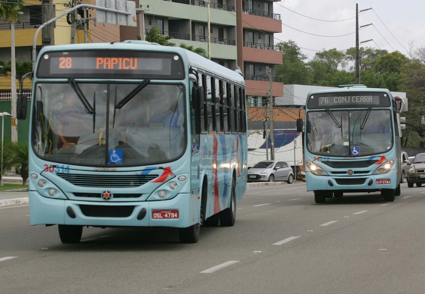 Homem não identificado ejaculou em duas mulheres no interior de um ônibus que fazia a linha Parangaba/Papicu. De acordo com a Secretaria de Segurança Pública e Defesa Social do Ceará (SSPDS), mulheres foram alertadas por outras passageiras que viram quando o desconhecido ejaculou sobre elas; apesar da reação dos passageiros, que tentaram prender o abusador, o suspeito conseguiu fugir; caso está sendo investigado pela Delegacia Especializada de Defesa da Mulher de Fortaleza (Foto: Paulo Emílio) Homem não identificado ejaculou em duas mulheres no interior de um ônibus que fazia a linha Parangaba/Papicu. De acordo com a Secretaria de Segurança Pública e Defesa Social do Ceará (SSPDS), mulheres foram alertadas por outras passageiras que viram quando o desconhecido ejaculou sobre elas; apesar da reação dos passageiros, que tentaram prender o abusador, o suspeito conseguiu fugir; caso está sendo investigado pela Delegacia Especializada de Defesa da Mulher de Fortaleza