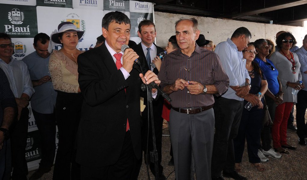 O governador do Piauí, Wellington Dias, durante evento, não perdeu a oportunidade de pregar a união dos políticos, independente do partido, para desenvolver o estado; "Eu sou daqueles que acredita que não é possível a democracia sem o desenvolvimento da política. E é essa maturidade que vive o Piauí, com tantos líderes de partidos, que na hora que precisa da Câmara Municipal, estamos juntos, assim como a Assembleia Legislativa. Integrado com o Congresso Nacional, a Câmara Federal e o Senado Federal, disse o governador; ele também revelou que, somados todos os recursos das obras, o Piauí investe R$ 1,4 bilhão, de acordo com reportagem no Piauí Hoje (Foto: Voney Malta) O governador do Piauí, Wellington Dias, durante evento, não perdeu a oportunidade de pregar a união dos políticos, independente do partido, para desenvolver o estado; "Eu sou daqueles que acredita que não é possível a democracia sem o desenvolvimento da política. E é essa maturidade que vive o Piauí, com tantos líderes de partidos, que na hora que precisa da Câmara Municipal, estamos juntos, assim como a Assembleia Legislativa. Integrado com o Congresso Nacional, a Câmara Federal e o Senado Federal, disse o governador; ele também revelou que, somados todos os recursos das obras, o Piauí investe R$ 1,4 bilhão, de acordo com reportagem no Piauí Hoje