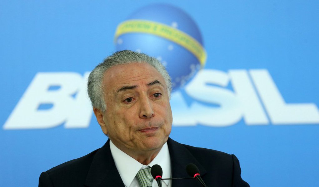 Pesquisa CNT/MDA, divulgada na manhã desta quarta-feira, 15, mostra que a aprovação de Michel Temer afunda na mesma proporção que a economia do País; a avaliação positiva do governo Temer é de 10,3%, ante 14,6% em outubro de 2016; já a avaliação negativa do governo subiu de 36,7% para 44,1%; a aprovação do desempenho pessoal de Temer caiu de 31,7% para 24,4%, enquanto a desaprovação passou de 51,4% para 62,4%; aumento da rejeição de Temer, cujos principais auxiliares são investigados por corrupção, ocorre em meio ao maior conhecimento da população brasileira da agenda pretendida pelo seu governo, que prioriza retirada de direitos trabalhistas e previdenciários (Foto: Aquiles Lins) www.brasil247.com - Pesquisa CNT/MDA, divulgada na manhã desta quarta-feira, 15, mostra que a aprovação de Michel Temer afunda na mesma proporção que a economia do País; a avaliação positiva do governo Temer é de 10,3%, ante 14,6% em outubro de 2016; já a avaliação negativa do governo subiu de 36,7% para 44,1%; a aprovação do desempenho pessoal de Temer caiu de 31,7% para 24,4%, enquanto a desaprovação passou de 51,4% para 62,4%; aumento da rejeição de Temer, cujos principais auxiliares são investigados por corrupção, ocorre em meio ao maior conhecimento da população brasileira da agenda pretendida pelo seu governo, que prioriza retirada de direitos trabalhistas e previdenciários