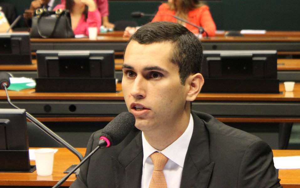 O presidente regional do PSD, deputado federal Domingos Neto, vem defendendo o nome de Eunício Oliveira para encabeçar a chapa de oposição contra a reeleição do governador Camilo Santana (PT) em 2018. Para o parlamentar, Eunício leva vantagem por ter disputado o pleito de 2014 com o governador Camilo Santana (PT), por ser presidente do Congresso Nacional e por integrar a base aliada do governo Michel Temer (Foto: Rodrigo Rocha) O presidente regional do PSD, deputado federal Domingos Neto, vem defendendo o nome de Eunício Oliveira para encabeçar a chapa de oposição contra a reeleição do governador Camilo Santana (PT) em 2018. Para o parlamentar, Eunício leva vantagem por ter disputado o pleito de 2014 com o governador Camilo Santana (PT), por ser presidente do Congresso Nacional e por integrar a base aliada do governo Michel Temer